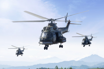 Tri vojna helikoptera patroliraju u planini