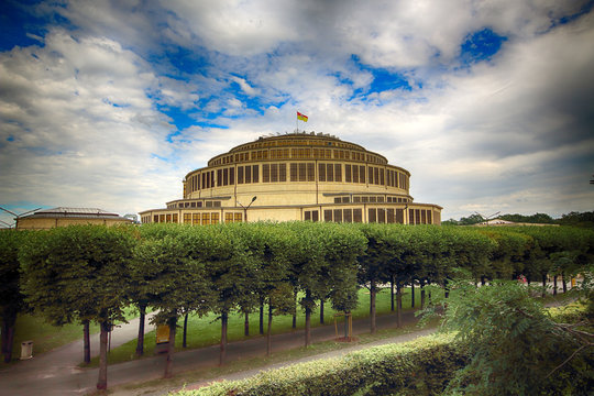 Fototapeta WROCLAW, POLAND - AUGUST 04, 2017: Centennial Hall in Wroclaw. The Hall’s inscription on UNESCO World Heritage List in 2006 emphasized the rank of this facility. Designed by Max Berg.