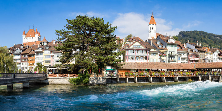 Stadtansicht von Thun an der Aare mit Schloss und Kirche , Schweiz 
