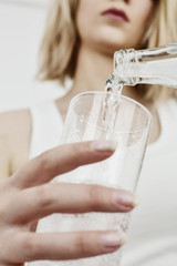 Junge Frau trinkt ein Glas Wasser 