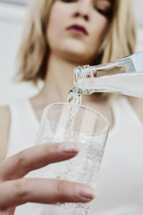 Junge Frau trinkt ein Glas Wasser 
