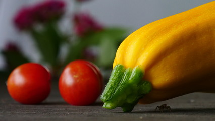 Tomaten und gelbe Zucchetti Nahaufnahme 