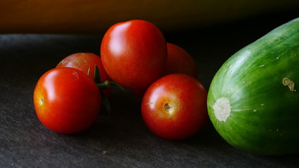 Cherrytomaten und Gurke nah 