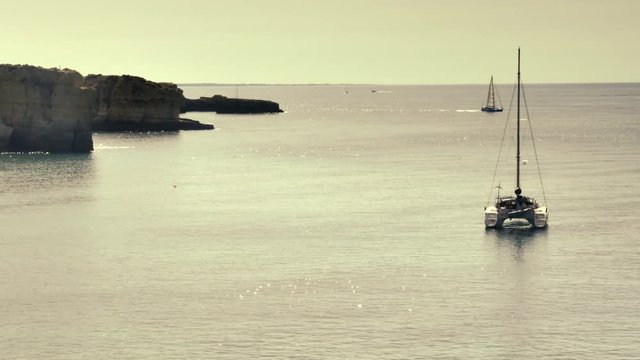 voiler au mouillage le soir sur la c&ocirc;te d'algarve