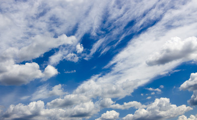 Obraz premium Blue sky with feathered clouds