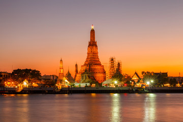 Fototapeta premium Wat arun night view temple in bangkok, Thailand