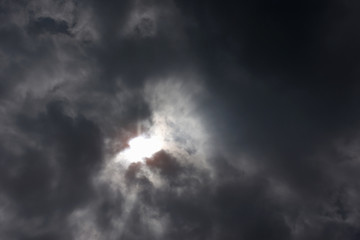 雲に隠れた太陽と空「空想・雲のモンスター（画面中央に尾ひれの広がるグッピーのイメージなど」華麗な、鮮やかな、繁殖力、繁栄、幸福、幸せなどのイメージ