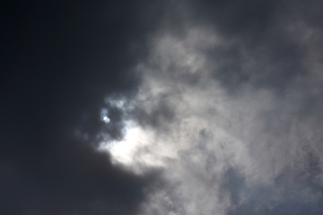 雲から透けて見える太陽「空想・雲のモンスター（太陽が目、金魚、リュウキン、お魚などのイメージ」眼光、目を向ける、運が良い、泳ぐなどのイメージ