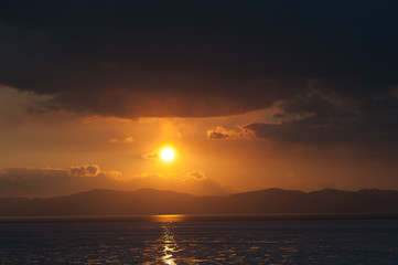 Fototapeta premium The sunset sun in the sea