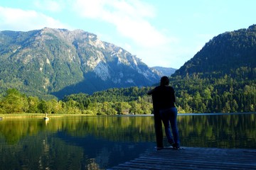 Frau genießt Ruhe an Waldsee