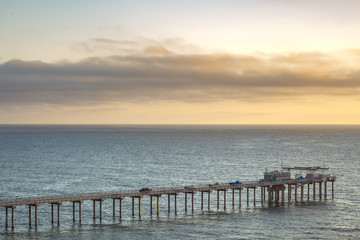 Obraz premium The Scripps pier and sunset on the horizon in California