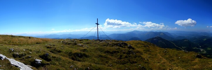 Traumhafte Panorama Aussicht mit Gipfelkreuz 