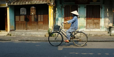 Schilderijen op glas Fiets fietsen in de straat van hoi an in vietnam  © MICHEL
