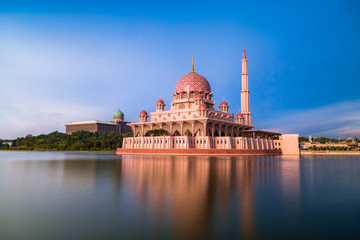 Fototapeta na wymiar Putra mosque during sunset sky, the most famous tourist attraction in Malaysia.