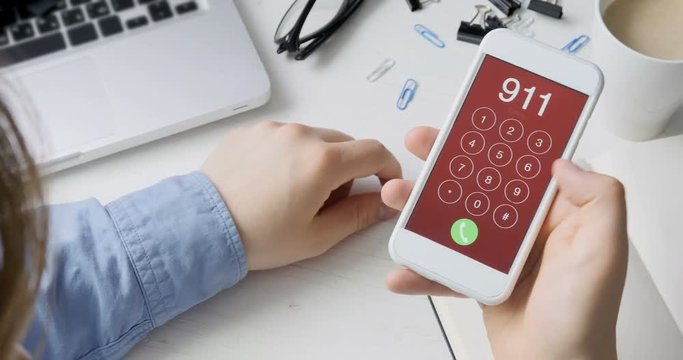 Dialing emergency number 911 on the smartphone