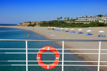 Piękna plaża na wyspie Rodos w Grecji widok ze statku pasażerskiego.