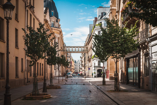 Chemin vers les galeries - Paris, France