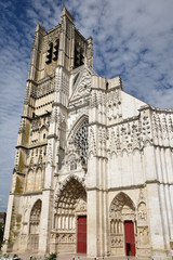 Fototapeta na wymiar Façade de la cathédrale d'Auxerre en Bourgogne, France
