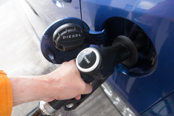 ディーゼル燃料の給油　 Supply diesel fuel to car