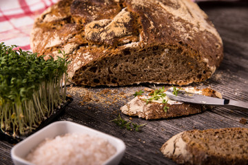 Urkorn Butter-Brot aus Dinkel, Emmer und Einkorn auf Holz mit Kresse und Salz