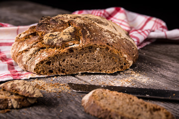 Urkorn Brot aus Dinkel, Emmer und Einkorn auf Holz