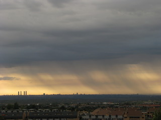 Las nubes descargando