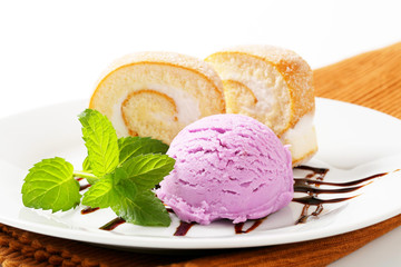 Swiss roll with ice cream