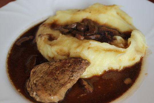 Potates puree and pork with mushrooms/This is potates puree and pork with mushrooms.
