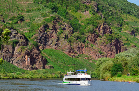 &Uuml;rziger Sonnenuhr mit Felswand und Steillage an der Mosel, Rheinland-Pfalz