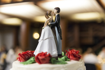 Novios besándose encima de una tarta
