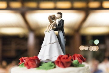 Novios besándose encima de una tarta