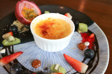 creme brulee dessert