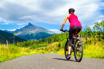 Obraz premium Woman on bike enjoy beautiful nature