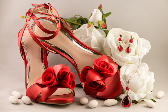Scarpe da sposa ed accessori con decorazioni floreali