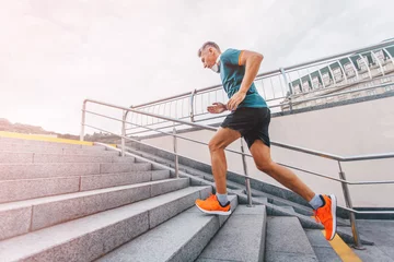 Papier Peint photo autocollant Jogging coureur d& 39 homme d& 39 âge moyen de mode de vie sain courant à l& 39 étage dans les escaliers de la ville. couleur vintage