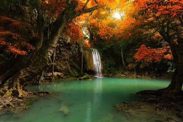 Foto auf Acrylglas Schöner Herbst-Erawan-Wasserfall im tiefen Wald, Kanchanaburi, Thailand. © maxzaza88888