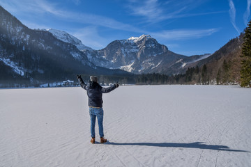 wandern am gefrorenen Langbathsee
