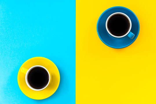 Flat lay vibrant design of minimalist pattern, coffee cups © marcin jucha