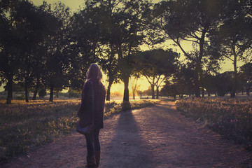 ragazza al parco di spalle vintage