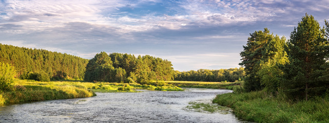 летний пейзаж на пруду вечером на закате, Россия, Урал, август © 7ynp100