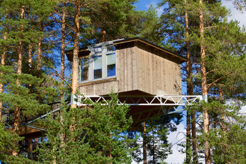 Petite maison en bois suspendue dans le vide