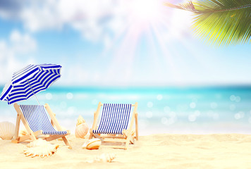 Schöner Strand mit Liegestühlen - Urlaub Konzept