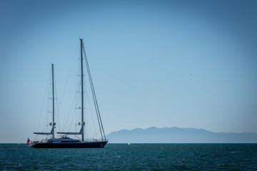 Velero grande parado en el mar mediterraneo