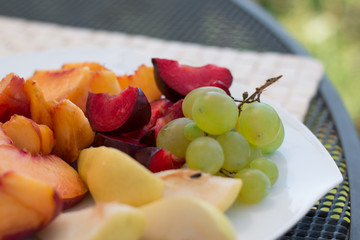 Obstplatte im Sommer, aufgeschnitten