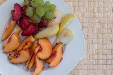 Obstplatte im Sommer, aufgeschnitten