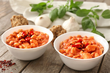 Two bowls with delicious chili turkey on table
