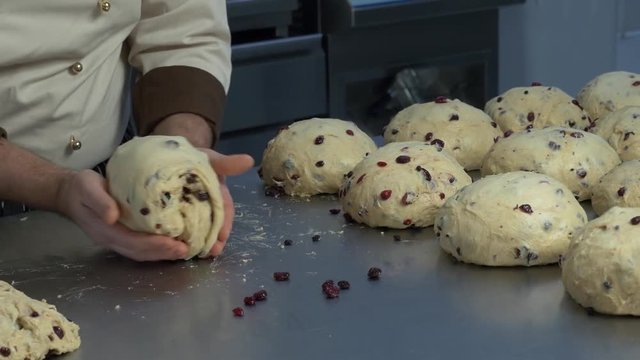 Pasticciere prepara un impasto per panettone