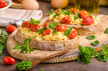 Bread scrambledd eggs