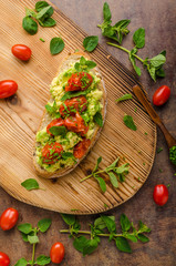 Avocado spread with tomatoes