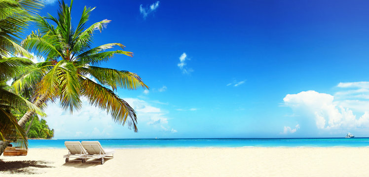 Sonnenliegen am Strand